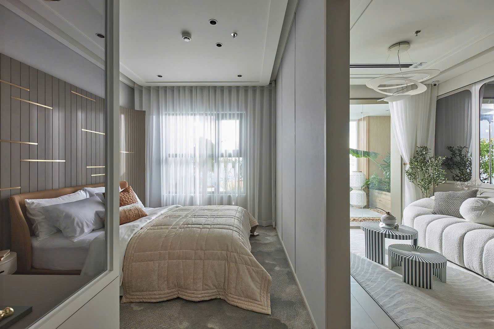 Phòng ngủ căn hộ mẫu The Win City với thiết kế mở liền kề phòng khách, nội thất tinh tế, ánh sáng tự nhiên